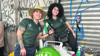 La familia boliviana funda emprendimiento cultural en São Paulo con carrito de somó y comida típica.