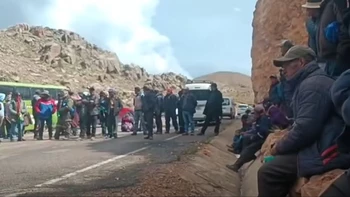 Carlos Alarcón afirma no retirar anteproyecto de ley contra bloqueos pese a críticas y convoca al pueblo a defender la