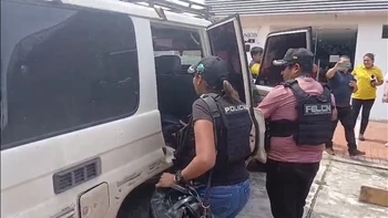 Fiscalías y policías buscan en oficinas del Senasag datos sobre exportaciones de madera con droga incautada en Chile