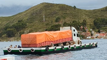 Armada Boliviana detiene operativo contra contrabandistas en lago Titicaca, confiscando alimentos y ganado ilegalmente transportados.