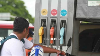 Asosur declara emergencia por restricciones a importar combustibles y crisis costos en estaciones de servicio bolivianas.