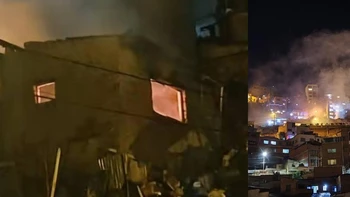 Bomberos logran controlar incendio en vivienda de la zona Alto San Antonio, La Paz, después de dos horas de lucha.