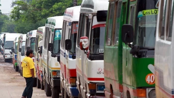 La alcaldía de Santa Cruz de la Sierra aplica sanciones y advierte retiro del derecho de ruta para transporte urbano