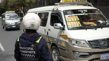 Choferes del Transporte Libre aumentan pasajes en La Paz debido al decreto sobre hidrocarburos y alta demanda por la subida