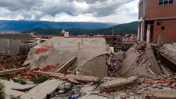 Desastre municipal y desplazamiento masivo en sectores sur de Cochabamba debido a deslizamientos y hundimientos de tierra.