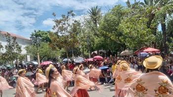 Mujeres de Tarija unen fuerzas por más de 35 años en su tradicional entrada del jueves con 7 a 8