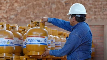 Escasez de GLP en Bolivia se agrava por contrabando hacia países vecinos, donde el producto cuesta hasta 150 bolivianos.