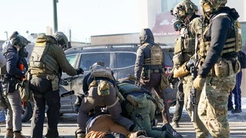 Muerte de Alex Pretti durante manifestaciones contra política migratoria Trump después de tiroteo en Mineápolis analizado por BBC Verify.