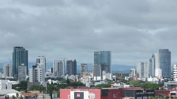 Llegada del 'flujo de sur' trae lluvias intensas y temperaturas menores en todo el país para fin de semana.