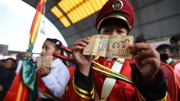 Ajustes regulatorios y transferencias sociales impulsan estabilización económica en Bolivia con decreto supremo 5516 y programas sociales.