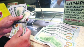 La caída del dólar paralelo en Bolivia trae alivio a la inflación y fortalece el poder adquisitivo de las familias