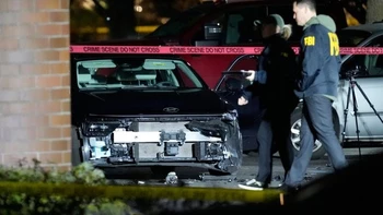 Dos personas resultan heridas por tiros de agentes federales en Portland, EEUU, en un incidente rodeado de crítica política.