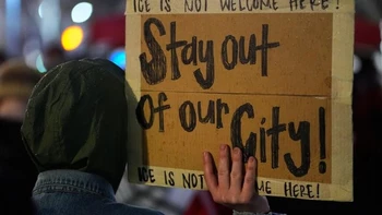 EEUU: La comunidad de Mineápolis denuncia brutalidad policial después de la muerte de Renée Nicole Good a manos de ICE.