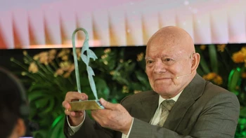 Óscar Hassenteufel destacado como Personaje del Año por su liderazgo en elecciones nacionales y promoción de la democracia boliviana.