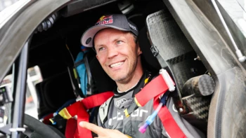 Mattias Ekstrom lidera el prólogo del Dakar 2026, aventajando a favoritos como Guthrie y Al-Attiyah por solo ocho segundos.