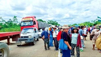 "Economía boliviana sufre pérdidas millonarias diarias por bloqueos carreteros y crisis política"