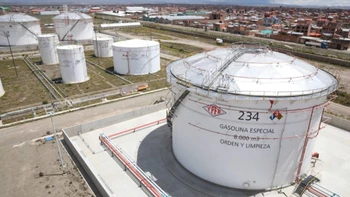 La Bolivia enfrenta un rezago estructural en refinación de combustibles que se remonta a 25 años de descuido y dependencia