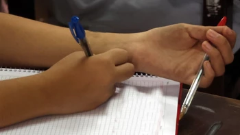 Fiscalía concluye que un profesor en Porongo explotó sexualmente a una alumna y proyectaba pornografía ante ella sin violarla.