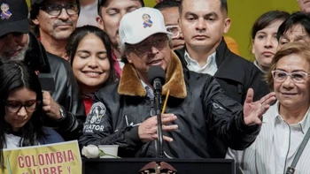 "Trump y Petro cambian el tono tras conversación telefónica y acuerdan reunirse próximamente en Washington para discutir cooperación bilateral"