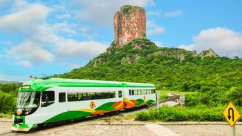 Restauración del transporte ferroviario en la Chiquitania: un ferrobús turístico conduce a la reactivación económica y cultural.