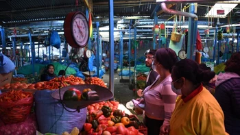 Gobierno boliviano proyecta estabilizar la economía con reducciones del déficit fiscal y la inflación para 2026.