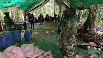 Destrucción de laboratorio de cocaína y aprehensión de cinco personas en un golpe contra el narcotráfico en Villa Tunari