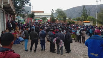 Gobierno y transporte alcanzan acuerdo para evitar paro, pero protestas y bloqueos persisten en zonas del país.