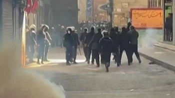 Protestas contra el gobierno iraní estallan en Teherán y provincias, con enfrentamientos en el Gran Bazar de Teherán.