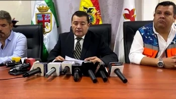 Jhonny Fernández anuncia medidas legales contra autoridades del Ministerio de Trabajo por supuestas violaciones a la Constitución Política del Estado.