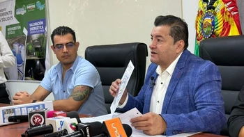 Jhonny Fernández descarta tarifa de Bs 4,80 y mantiene el pasaje en Bs 3, pese a presiones de transportistas cruceños