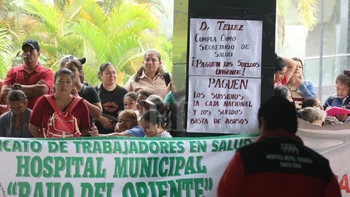 Trabajadores de salud aguardan pago pendiente mientras la Alcaldía y Gobernación cruceña enfrentan demandas salariales y de mejoramiento laboral.