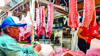 Preparativos navideños: Cruceños ultiman detalles para la cena familiar y el reencuentro en Nochebuena.