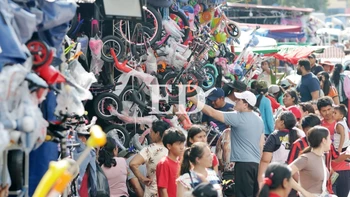 La Nochebuena se avecina: mercados y ferias abarrotadas por compras y regalos para una Navidad pacífica y unidos
