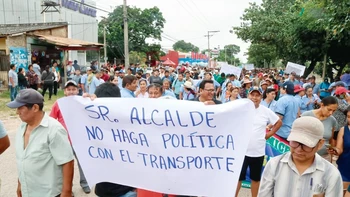 Transportistas presionan por ajuste tarifario mientras usuarios sufrirían por falta de micros y aglomeraciones en la ciudad.