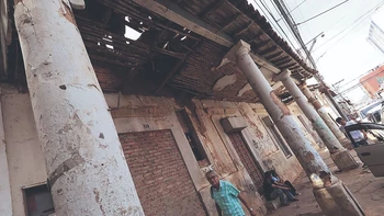 "La inseguridad y el abandono amenazan el patrimonio histórico del centro cruceño, requeriendo un plan integral de revitalización y protección"