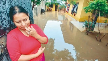 Lluvia intensa provoca daños y aislamientos en la ciudad capital y alerta máxima por crecidas en ríos y afluentes.