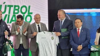 Entel S.A. consolida su liderazgo en la televisación del fútbol boliviano con un nuevo contrato estratégico.