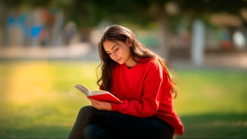 Universidades buscan renovar el hábito lector de estudiantes Z y Alfa para mejorar su capacidad académica y profesional.