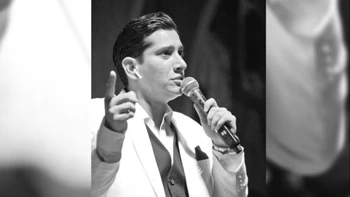 "Leo Rosas abre su corazón sobre la música, el amor y la fe: una jornada emocional desde la pérdida hasta