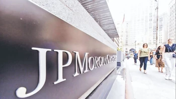 Bolivia experimenta una caída del riesgo país y un dólar paralelo más asequible con implicaciones para la inversión y la