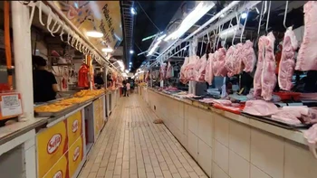 La crisis golpea la Nochebuena: falta de transporte y encarecimiento de productos reducen afluencia en mercados