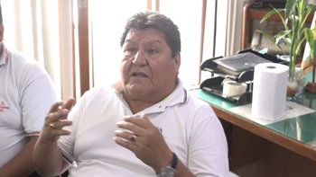 Transportistas cruceños mantienen paro y exigen pasaje transitorio de Bs 4 después de aumento en costos de combustible.