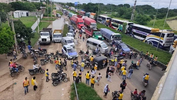 Mototaxistas mantienen bloqueo indefinido en ruta al Norte Cruceño para exigir mejor gasolina y presencia de ministro de Hidrocarburos.
