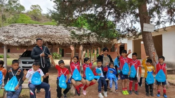 Más de 8.000 estudiantes rurales bolivianos aprenden sobre seguridad eléctrica a través del Programa Educativo "Juntos Transmitimos Energía" de ENDE
