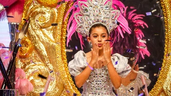 La Reina Novy I lidera el Corso Infantil del Rotary Club Santa Cruz de la Sierra en nombre de los