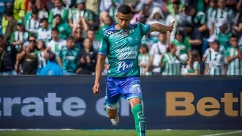 Oriente Petrolero refuerza su defensa con el arribaje del colombiano Andrés Ariza, cuarto jugador extranjero en la temporada.