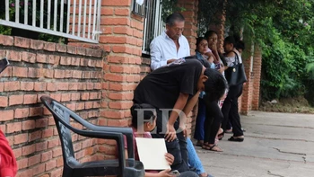 Padres y madres de familia aguardan ansiosamente en filas primer día de inscripciones escolares en Santa Cruz de la Sierra