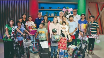 Entrega de regalos navideños a 16 niños y niñas con apoyo de diez padrinos solidarios en Santa Cruz de la