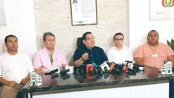 "El Gobierno de Bolivia investiga casos de corrupción en el Estado y aeropuertos, involucrando altos funcionarios y exdiputadas."