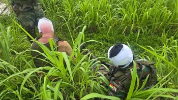 Desplegada fuerza policial ante protestas y violencia en Eterazama, donde se decomisaron 200 turriles con sustancias químicas controladas.